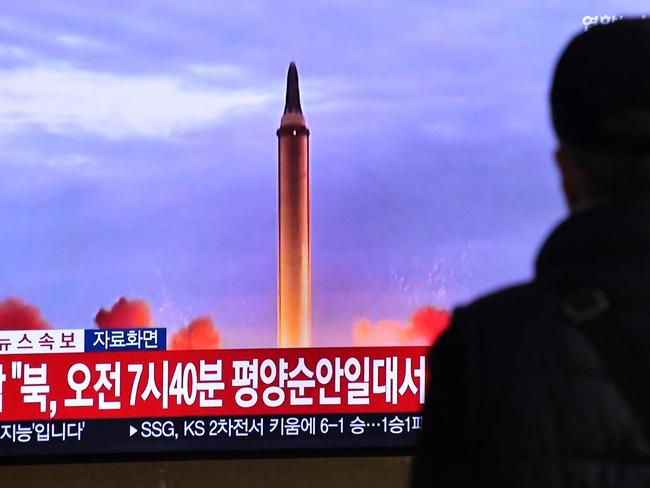 A man watches a television screen showing a news broadcast with file footage of a North Korean missile test, at a railway station in Seoul on November 3, 2022. - North Korea fired one long-range and two short-range ballistic missiles on November 3, Seoul's military said, with one prompting warnings for residents of a South Korean island and people in parts of northern Japan to seek shelter. (Photo by Jung Yeon-je / AFP)