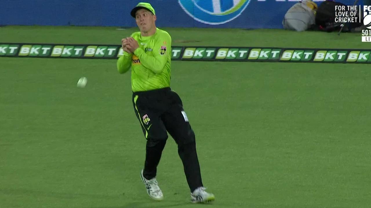 Gilkes menjatuhkan Heazlett untuk kedua kalinya dalam dua bola selama pertandingan Heat vs Thunder di Manuka Oval