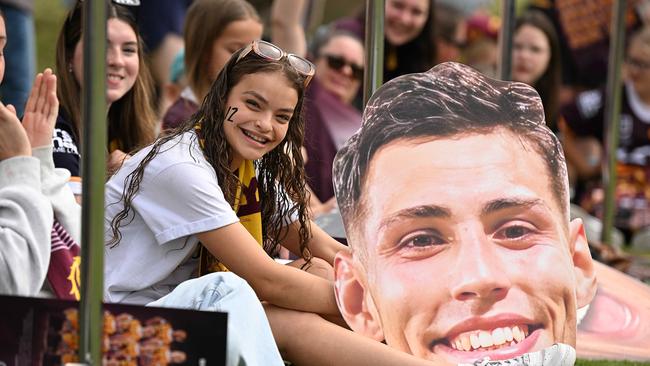 25/9/2023: Zoe Reeves 15, with a giant Jordan Riki as Players and fans take selfies and sign autographs during a Broncos fan training session at the Red Hii, Brisbane. pic: Lyndon Mechielsen/Courier Mail