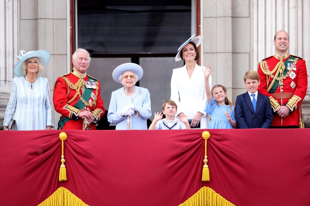 The meaning of beige tights: they show what the Windsors will do