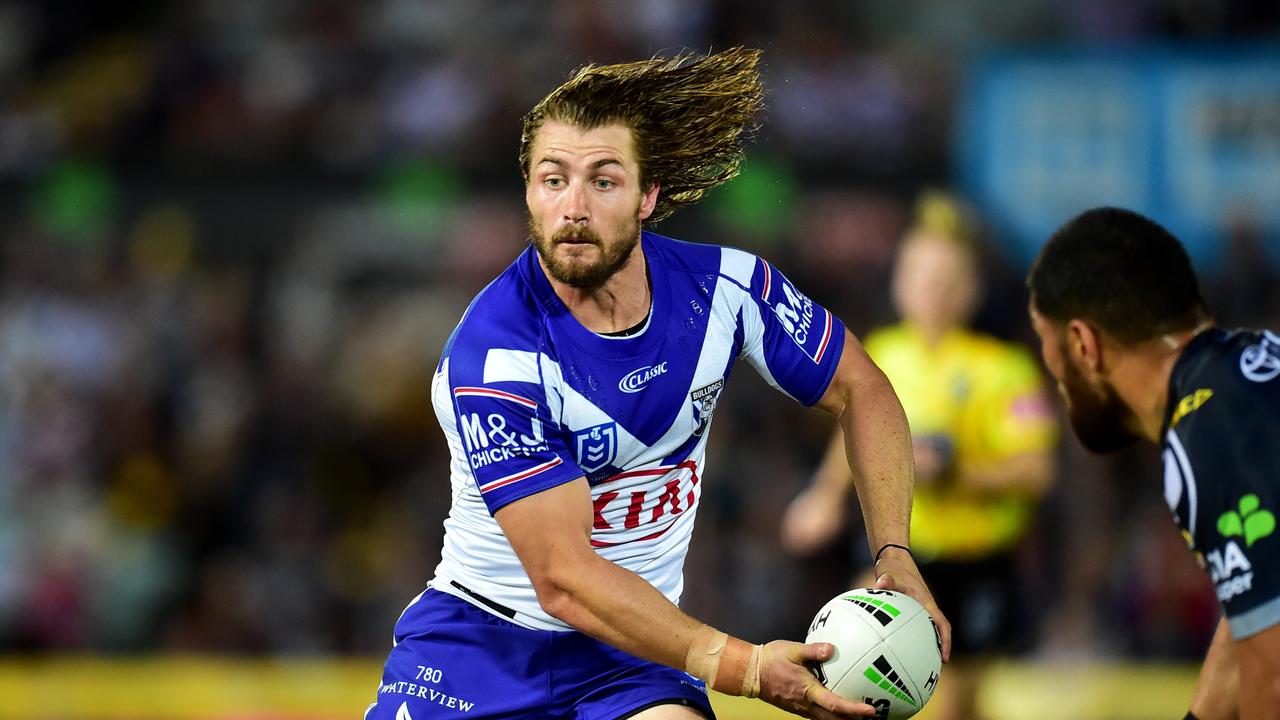 Kieran Foran runs the ball for the Bulldogs