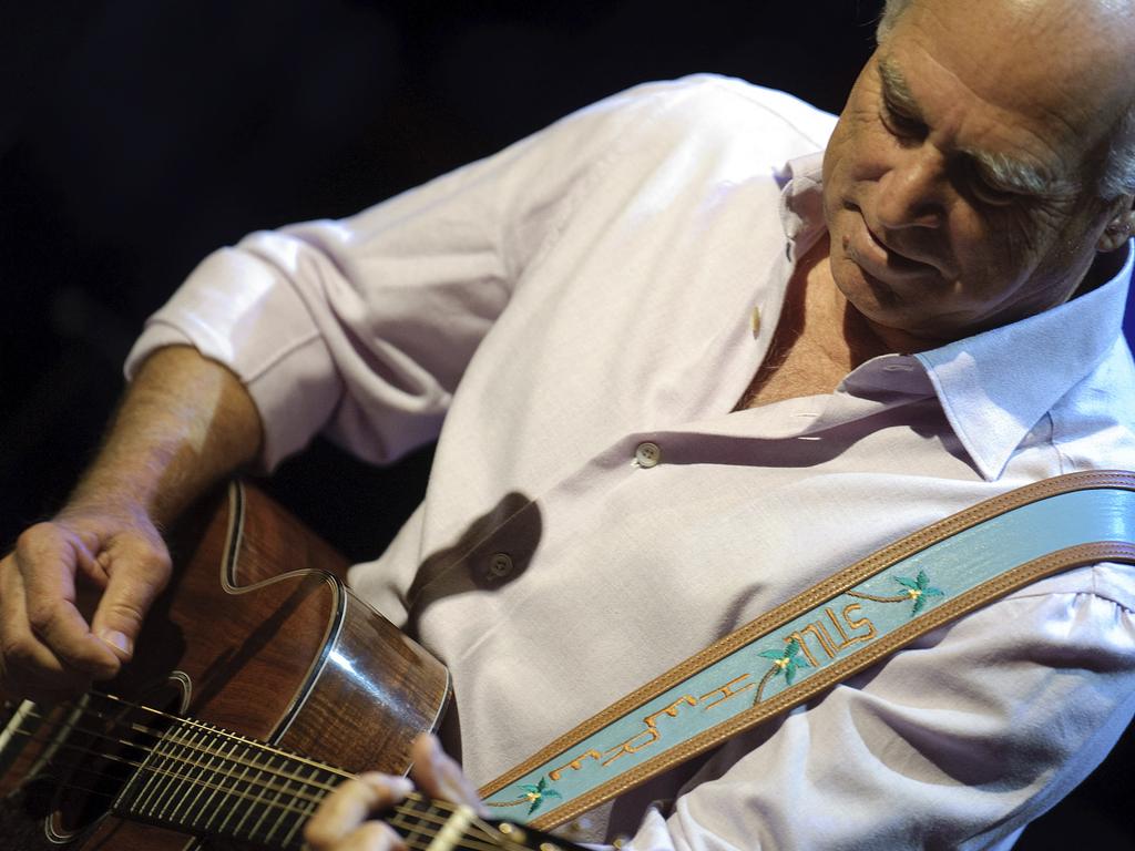 Jimmy Buffett performs Son of a Sailor during a memorial service for legendary CBS journalist Walter Cronkite in 2009. Picture: Getty Images