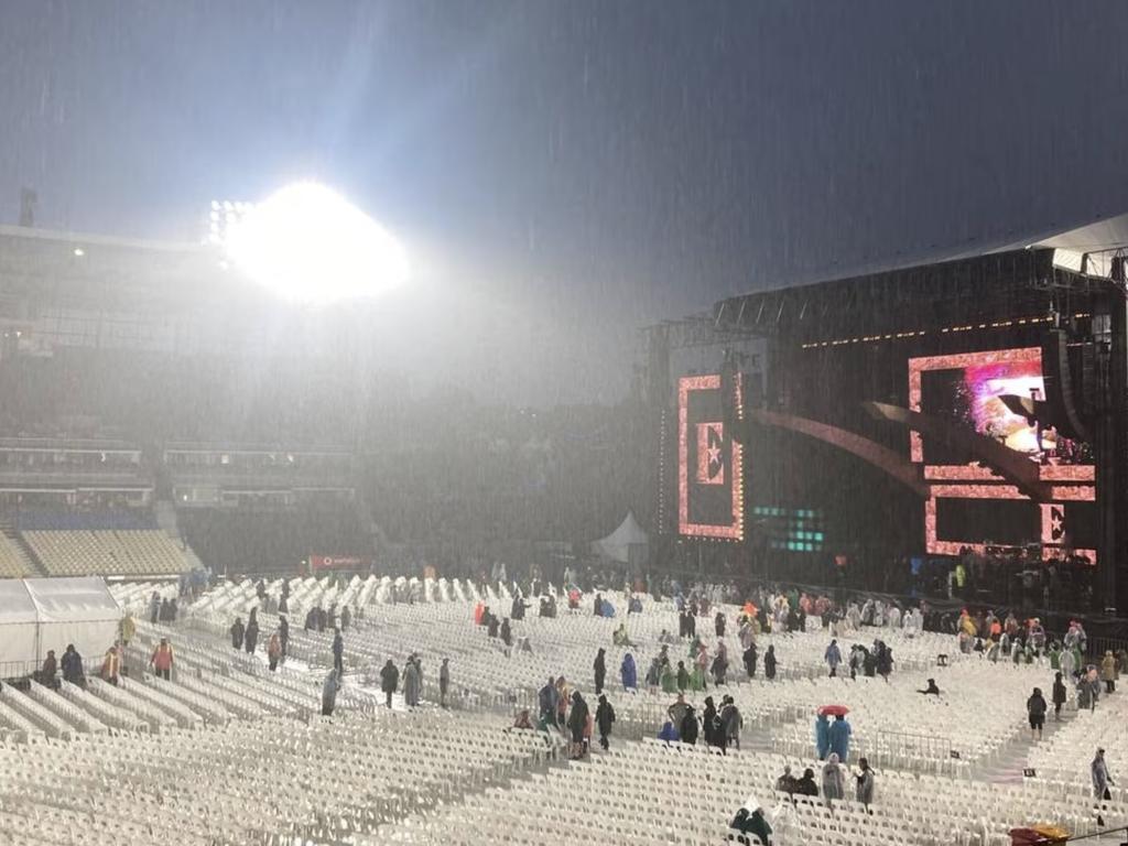 Concert-goers were told the show had been cancelled just half an hour before Elton John was set to take the stage in Auckland. Picture: nzherald/Nick Bewley