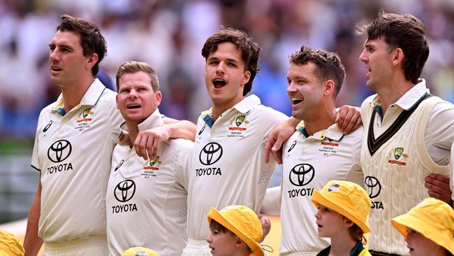 Sam Konstas belts out the national anthem with his teammates. Picture: William West / AFP