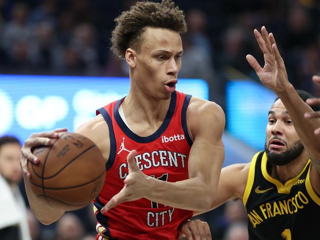 SAN FRANCISCO, CALIFORNIA - JANUARY 10: Dyson Daniels #11 of the New Orleans Pelicans is guarded by Cory Joseph #1 of the Golden State Warriors in the first half at Chase Center on January 10, 2024 in San Francisco, California. NOTE TO USER: User expressly acknowledges and agrees that, by downloading and or using this photograph, User is consenting to the terms and conditions of the Getty Images License Agreement.  (Photo by Ezra Shaw/Getty Images)