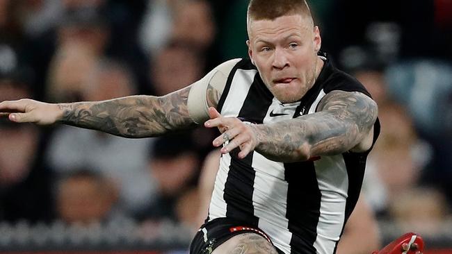 MELBOURNE, AUSTRALIA - SEPTEMBER 03: Jordan De Goey of the Magpies kicks the ball during the 2022 AFL First Qualifying Final match between the Geelong Cats and the Collingwood Magpies at the Melbourne Cricket Ground on September 3, 2022 in Melbourne, Australia. (Photo by Dylan Burns/AFL Photos via Getty Images)