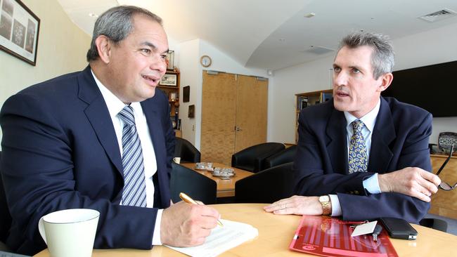 Mayor Tom Tate meeting with Council CEO Dale Dickson.