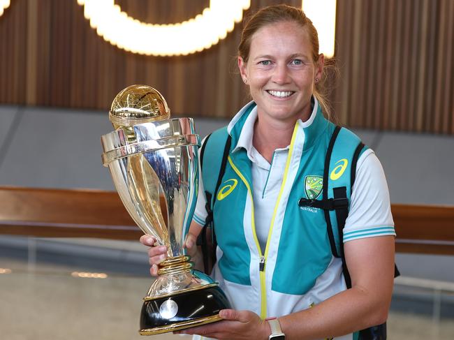 MELBOURNE, AUSTRALIA - APRIL 05: Captain Meg Lanning of Australia poses with the trophy as the team arrive home after winning the 2022 ICC Women's Cricket World Cup at Melbourne Airport on April 05, 2022 in Melbourne, Australia. (Photo by Graham Denholm/Getty Images)