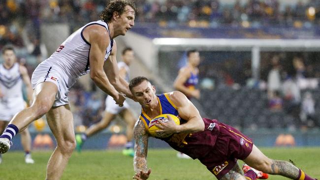 Dayne Beams beats David Mundy to the ball. Picture: AAP