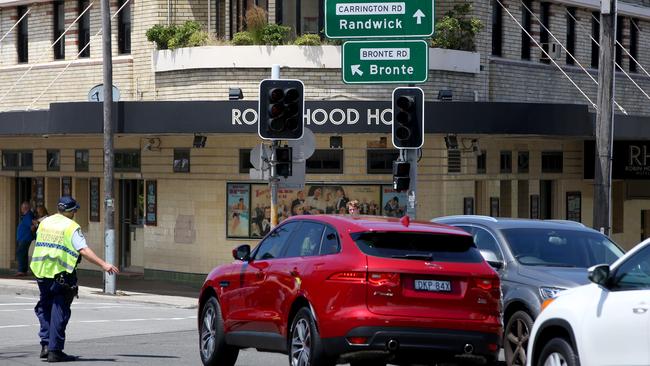 Police directing traffic on Bronte Rd and Carlingford Rd, Bronte during the blackout. Picture: Damian Shaw