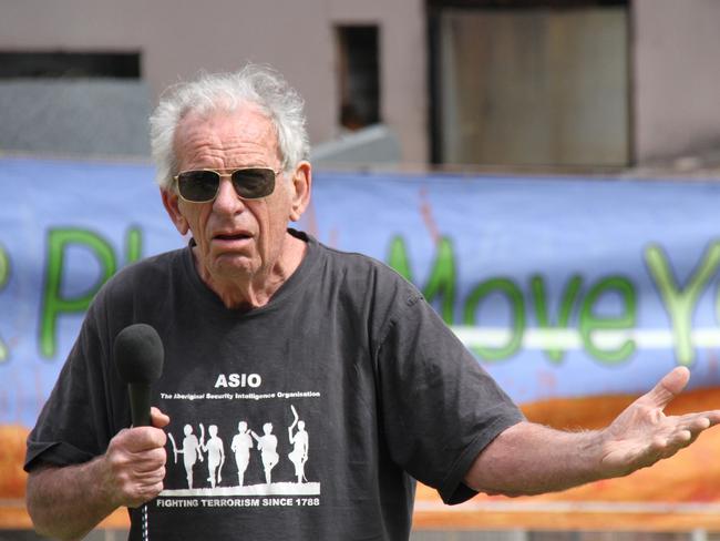 Alice Springs resident Bill Davis told people "it's time to get cranky". Alice Springs locals opposed to the building of the Aboriginal and Torres Strait Islander Art Gallery on Anzac Oval made their voices heard on Sunday, August 4, 2024 on Todd Mall. Picture: Gera Kazakov