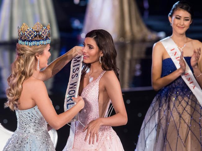 Miss World 2015 Mireia Lalaguna of Spain presents Miss Puerto Rico Stephanie Del Valle after Del Valle’s win in the Miss World 2016 pageant at the MGM National Harbor December 18, 2016 in Oxon Hill, Maryland. Picture: AFP