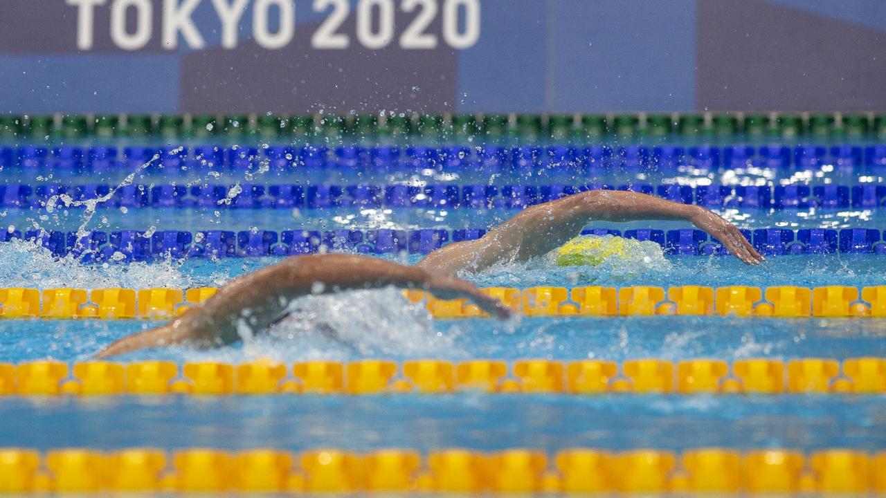 Ariarne Titmus pulling away from Katie Ledecky in the 400m freestyle finals at the Tokyo Olympics