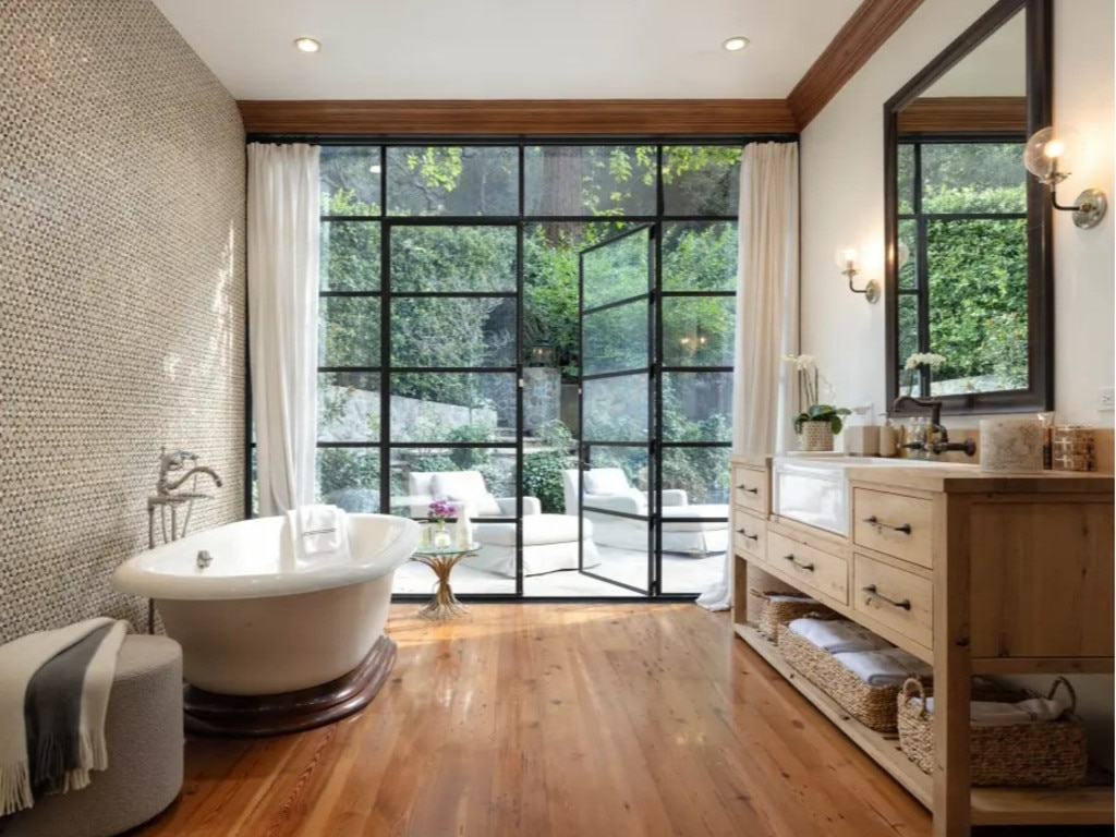 Quite the bath. Photos via Realtor/Carolwood Estates