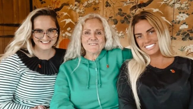 Katie’s mum Amy (centre) designed a special room for her daughter with floral wallpaper. Picture: Instagram / @katieprice