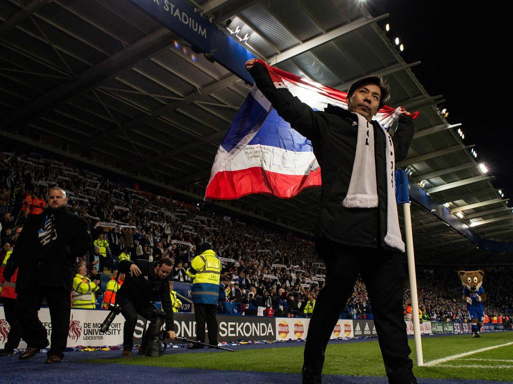 Apichet Srivaddhanaprabha (C) the son of Leicester City's late Thai chairman Vichai Srivaddhanaprabha applauds the fans following the English Premier League football match between Leicester City and Burnley at King Power Stadium in Leicester, central England on November 10, 2018. (Photo by OLI SCARFF / AFP) / RESTRICTED TO EDITORIAL USE. No use with unauthorized audio, video, data, fixture lists, club/league logos or 'live' services. Online in-match use limited to 120 images. An additional 40 images may be used in extra time. No video emulation. Social media in-match use limited to 120 images. An additional 40 images may be used in extra time. No use in betting publications, games or single club/league/player publications. /