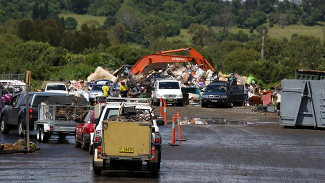 Cars waiting at Lismore tip. Photo: Nolan Verheij-Full / Northern Star