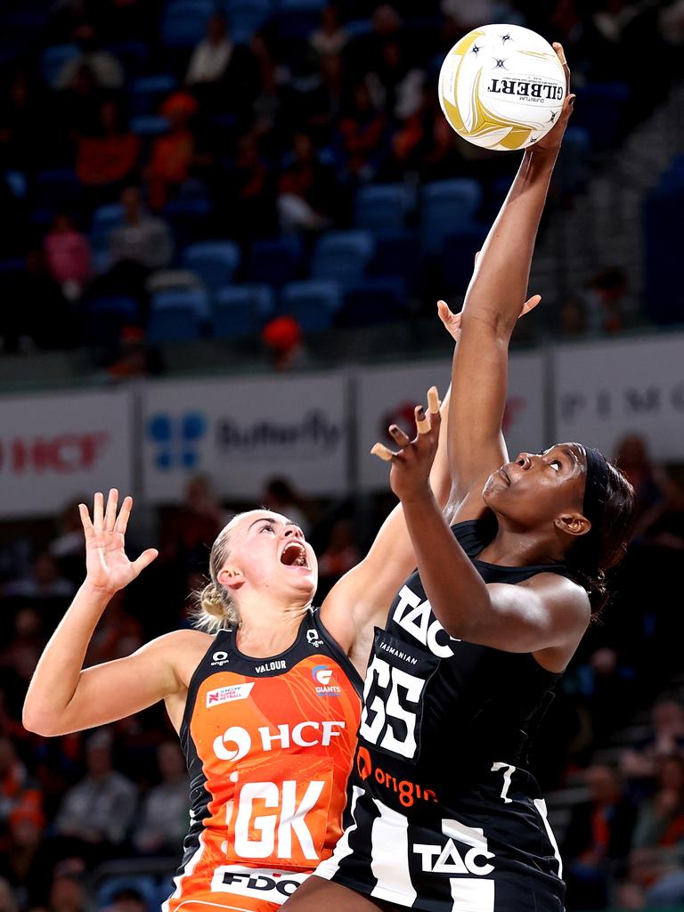 Matilda McDonell competes with Shimona Nelson at Ken Rosewall Arena. Picture: Brendon Thorne/Getty Images