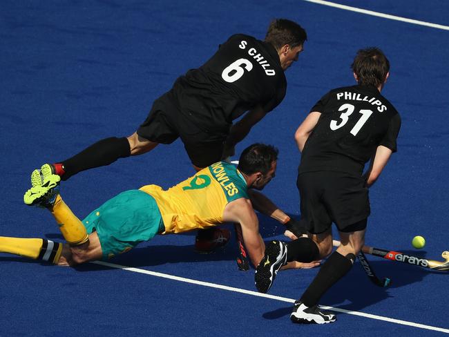 Mark Knowles tries an unconventional route through the Kiwi defence.