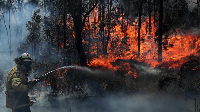 RFS fire crews work to save properties near Lithgow during the bushfires crisis. Picture: Tim Hunter