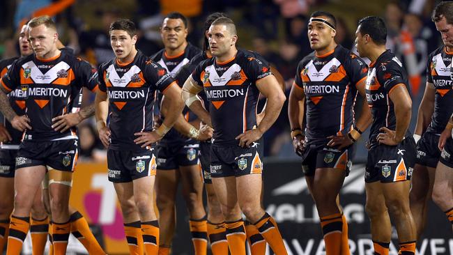 SYDNEY, AUSTRALIA - AUGUST 04: Dejected Tigers players watch as Cameron Smith converts a try during the round 21 NRL match between the Wests Tigers and the Melbourne Storm at Campbelltown Sports Stadium on August 4, 2014 in Sydney, Australia. (Photo by Renee McKay/Getty Images)