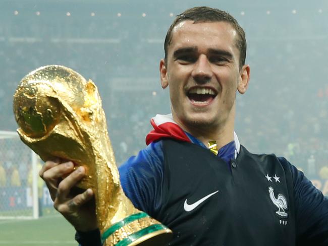 France's forward Antoine Griezmann celebrates with the World Cup trophy after the Russia 2018 World Cup final football match between France and Croatia at the Luzhniki Stadium in Moscow on July 15, 2018. / AFP PHOTO / Odd ANDERSEN / RESTRICTED TO EDITORIAL USE - NO MOBILE PUSH ALERTS/DOWNLOADS