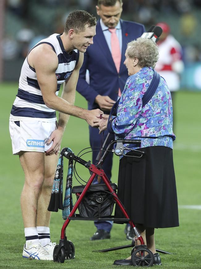 Joel Selwood accepts the Peter Badcoe Medal. Picture: Sarah Reed