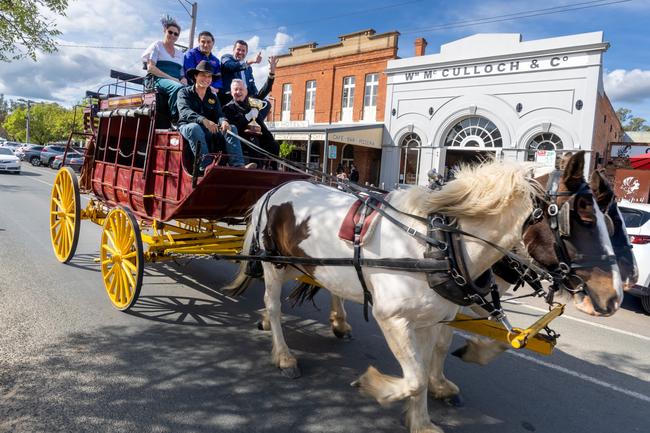 John Letts and the Cup trot through Echuca.