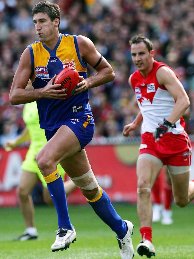 Cox leaves Tadhg Kennelly in his wake as he kicks a goal in the ‘05 grand final. Picture: Colleen Petch