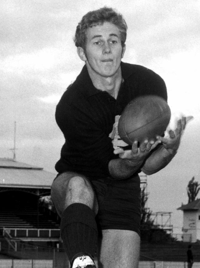 Carlton's Robert Walls marks on his chest.