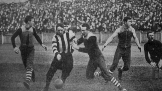 Herbert Pears of Collingwood leads Albert Trimm of Carlton to the ball in March 1903. Carlton have always worn navy blue with pride