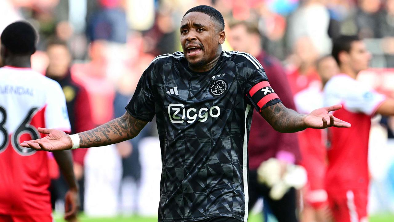 Ajax's Dutch forward #07 Steven Bergwijn reacts towards supporters after the Dutch Eredivisie football match between FC Utrecht and AFC Ajax at Galgenwaard stadium in Utrecht, on October 22, 2023. (Photo by Olaf Kraak / ANP / AFP) / Netherlands OUT