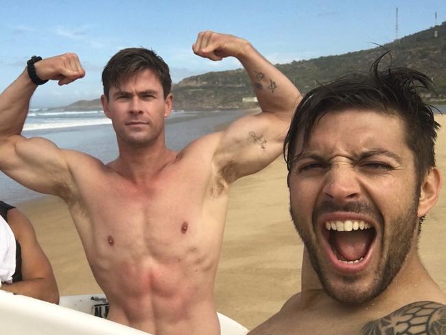 Evidence is selfie-explanatory … trainer Luke Zocchi (right) took this pic of Chris Hemsworth when the star was doing intermittent fasting while making Men In Black.