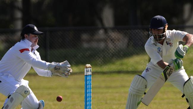 Bruno Piraina of Rosebank gets a shot away. Picture: Hamish Blair