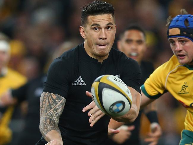 SYDNEY, AUSTRALIA - AUGUST 08: Sonny Bill Williams of the All Blacks passes during The Rugby Championship match between the Australia Wallabies and the New Zealand All Blacks at ANZ Stadium on August 8, 2015 in Sydney, Australia. (Photo by Mark Kolbe/Getty Images)