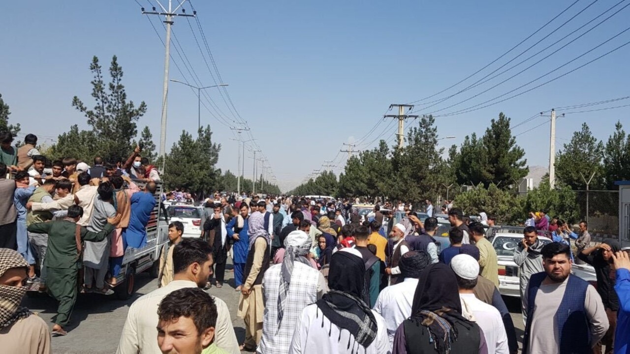 Thousands storm Kabul airport