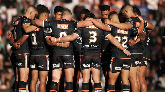 Players and spectators pay respect during a minute’s silence for Tommy Raudonikis. Picture: Getty Images