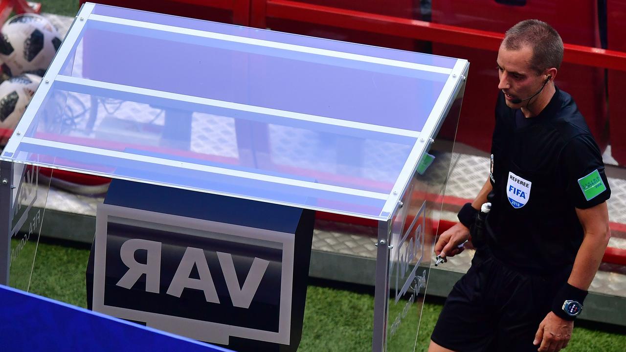 American referee Mark Geiger checks the VAR screen. / AFP PHOTO / Luis Acosta 