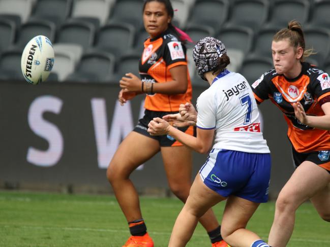 Olivia Vaalele digs into the line. Picture: Warren Gannon Photography.