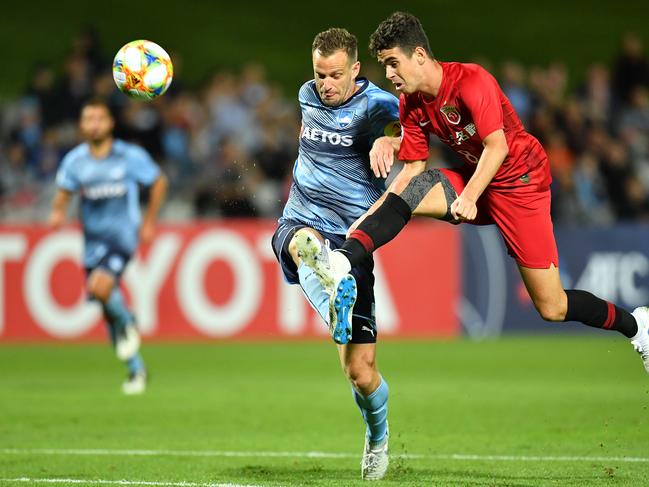 Sydney's Alex Wilkinson denies Shanghai's Oscar Emboaba Jnr an opportunity during the AFC Champions League Group H match between Sydney FC and Shanghai SIPG at Jubilee Stadium in Sydney, Wednesday, April 10, 2019. (AAP Image/Dean Lewins) NO ARCHIVING, EDITORIAL USE ONLY