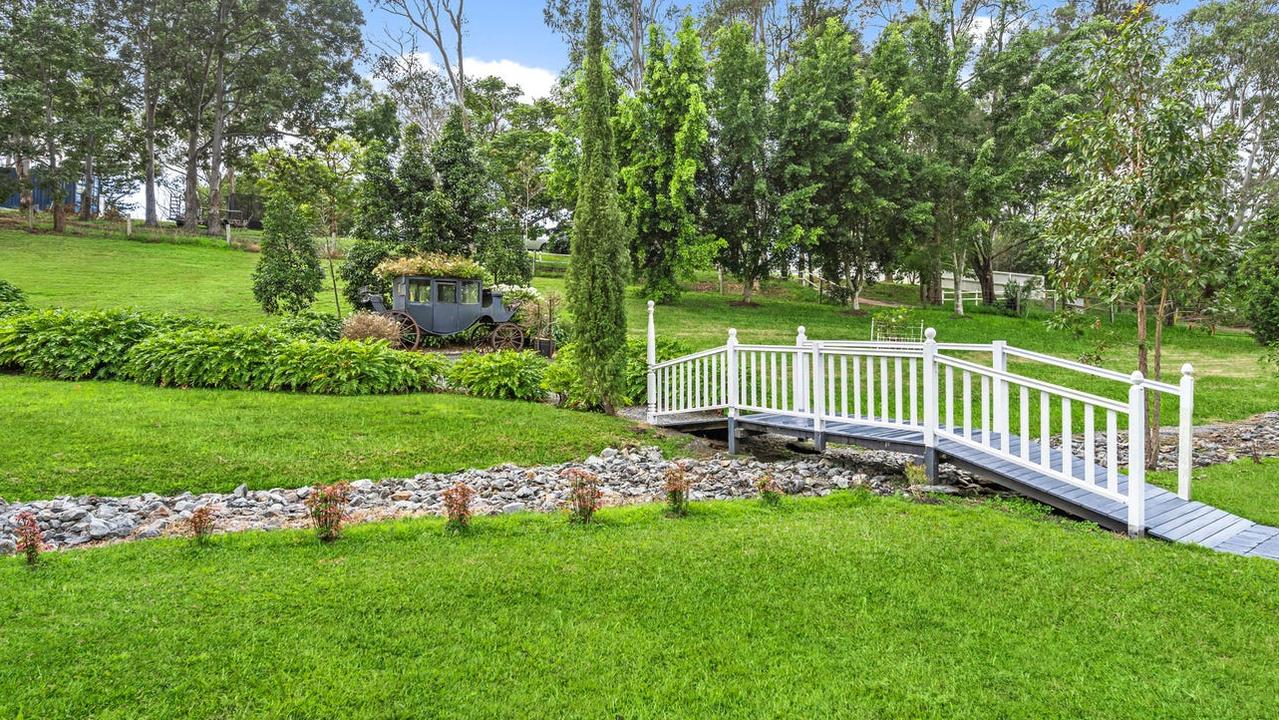 The lush grounds at Teavine House.