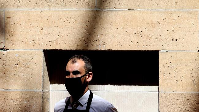 A waiter wearing a mask. Picture: NCA NewsWire / Dylan Coker