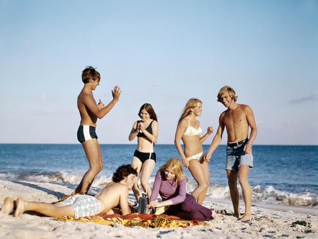 1960s 1970s TEENAGERS COUPLES BOYS GIRLS LISTENING TO RADIO AND DANCING BEACH PARTY  (Photo by Photo Media/ClassicStock/Getty Images)