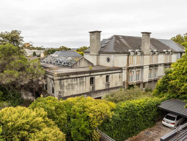 Craven’s ‘ghost mansion’ on St Georges Rd, Toorak. Picture: Jake Nowakowski