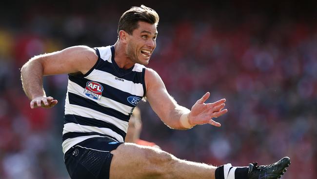 MELBOURNE . 24/09/2022. AFL Grand Final. Geelong Cats vs Sydney Swans at the MCG. Tom Hawkins of the Cats kicks at goal during the 3rd qtr. . Picture by Michael Klein