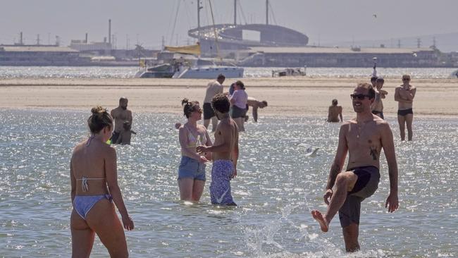 Melbourne residents will experience a high of 35C on Monday. Picture: NCA NewsWire / Valeriu Campan