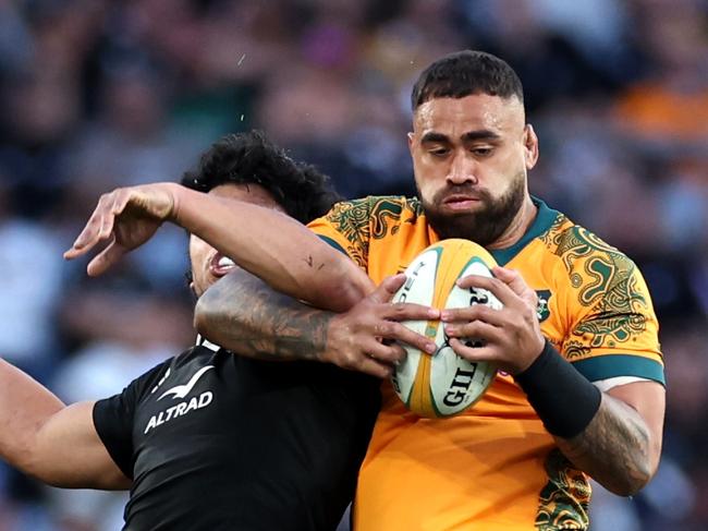 SYDNEY, AUSTRALIA - SEPTEMBER 21: Wallace Sititi of the New Zealand All Blacks competes with Lukhan Salakaia-Loto of the Australian Wallabies in the lineout during The Rugby Championship & Bledisloe Cup match between Australia Wallabies and New Zealand All Blacks at Accor Stadium on September 21, 2024 in Sydney, Australia. (Photo by Cameron Spencer/Getty Images)