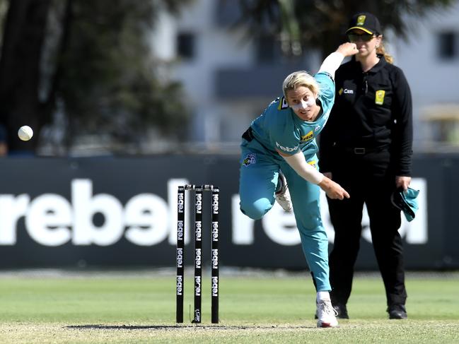 Delissa Kimmince bowls against Hobart at Allan Border Field yesterday. Picture: Albert Perez/Getty Images