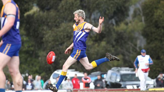 Heathmont’s Michael Aitken kicks for goal. Picture: Supplied.