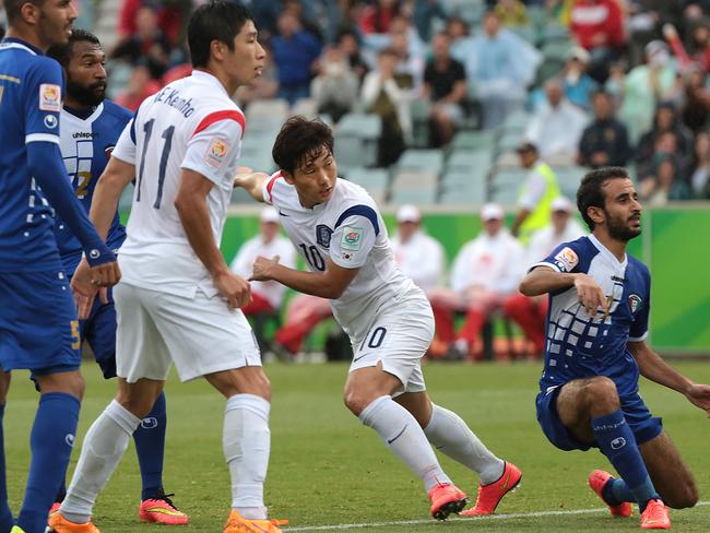 South Korea's Nam Tae Hee, second right, watches as he scores his country's first goal during the AFC Asia Cup soccer match between South Korea and Kuwait in Canberra, Australia, Tuesday, Jan. 13, 2015. (AP Photo/Andrew Taylor)